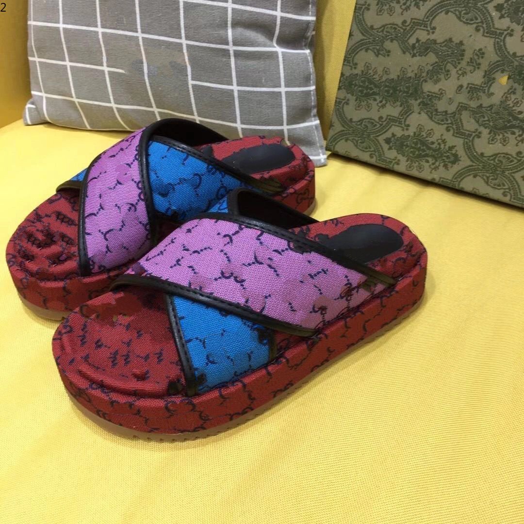 

Luxury flat sandals design embroidery black thick soled slippers shallow beach leisure indoor complete set of accessories 35-40 kjhkk001
