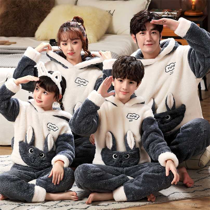 

JULY'S SONG Flannel Pajamas Set Family Outfits Warm Cute Cartoon Parent-Child Sleepwear Winter Coral Women Men Kid Thick 211109, 01