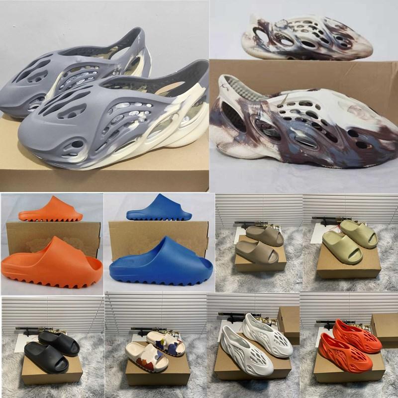 

2022 Designer Foam Runners Sandals Mens Moon Gray Slippers Graffiti Bone Resin Desert Sand Slipper Summer Earth Brown Flat Men Women Sandal Shoes 36-45 Box