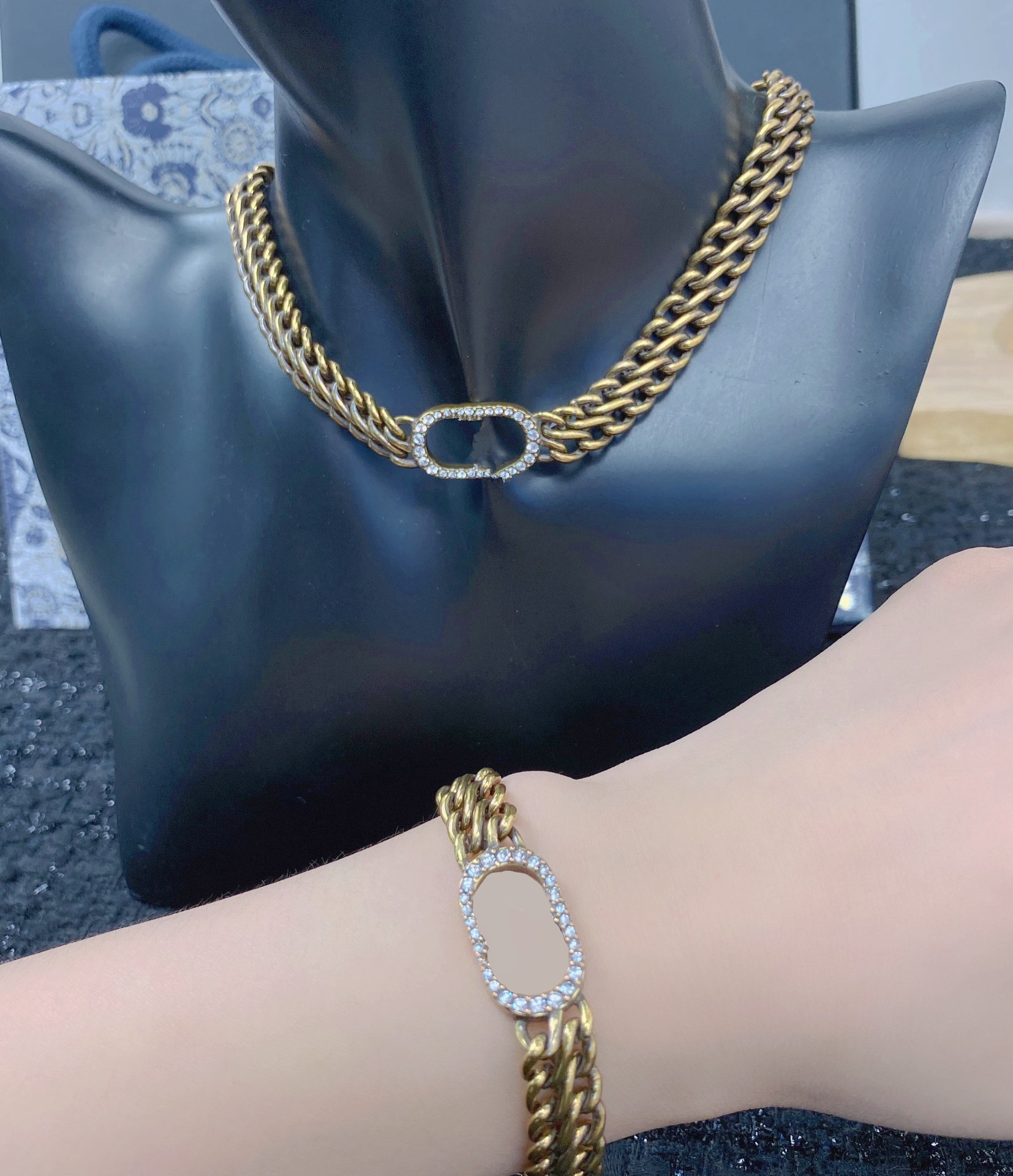 

2021 new Fashion trend temperament bracelet, high-end quality, exquisite heavy industry diamond-encrusted lady Leisure bracelet