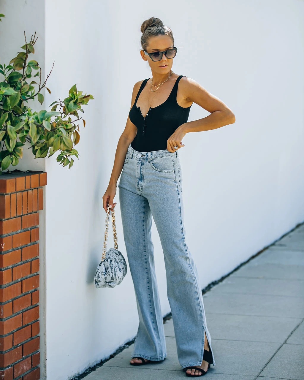 

Washed fashion jeans with split hem and mopping floor, Customize