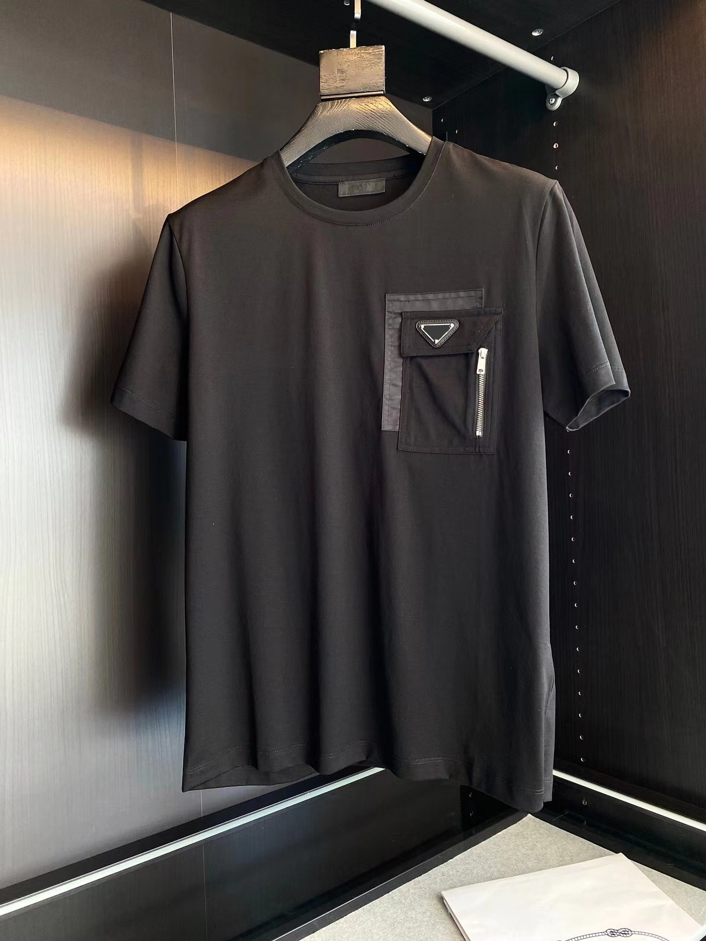 

Luxury 22SS Designer Prad Mens T Shirt Chest Nylon Patchwork Pockets Loose Ladies Spring Summer Couple Short Sleeves Soft Skin-Friendly Stretch M-3XL, Bag