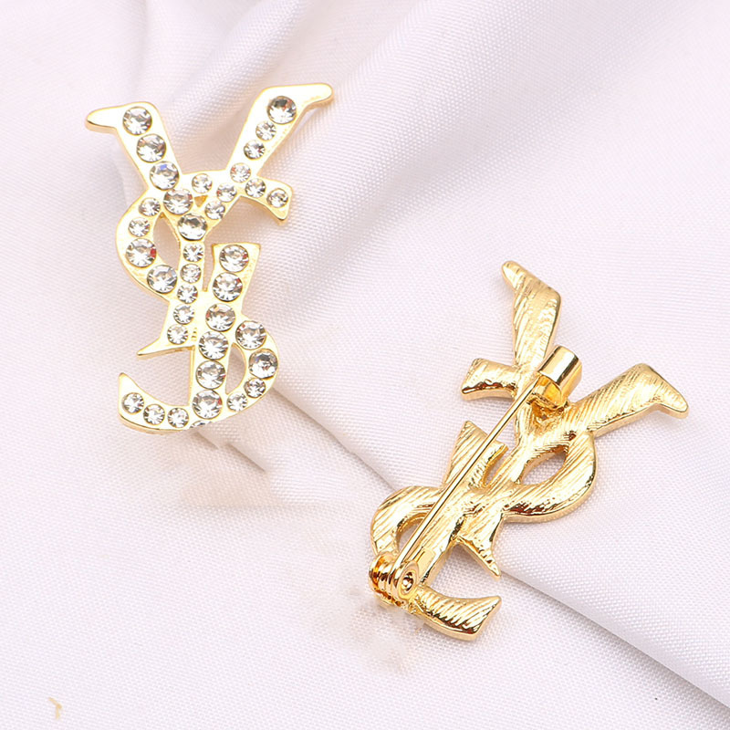 

Famous Brand Vintage Luxurys Design Brooch Women Crystal Rhinestone Y Letters Brooches Suit Pin Fashion Jewelry Clothing Decoration High Quality Accessories