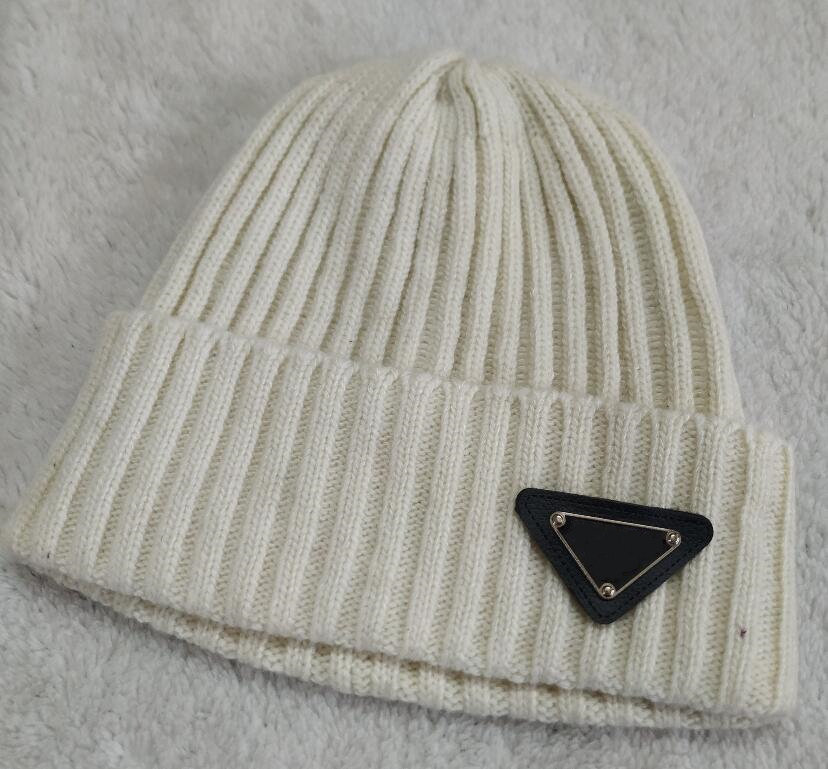

2021 Winer AutumnEurope Designer fashion triangle logo beanies Twist hats bonnet beanie knitted wool skull Thicker mask Fringe man caps, Grey