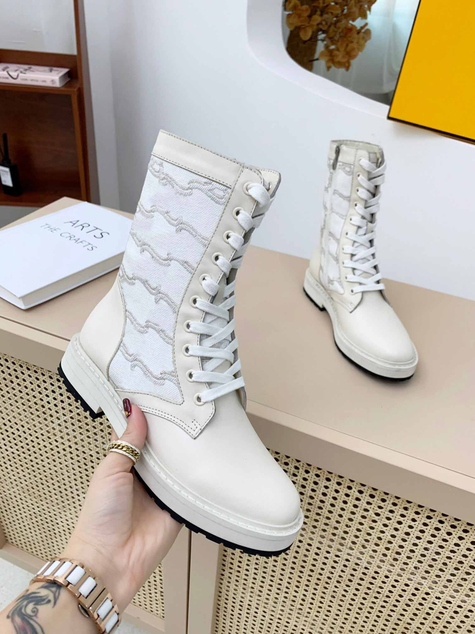 

2021 winter motorcycle women's boots in black and white with classic designer style high quality shoes size 35-42