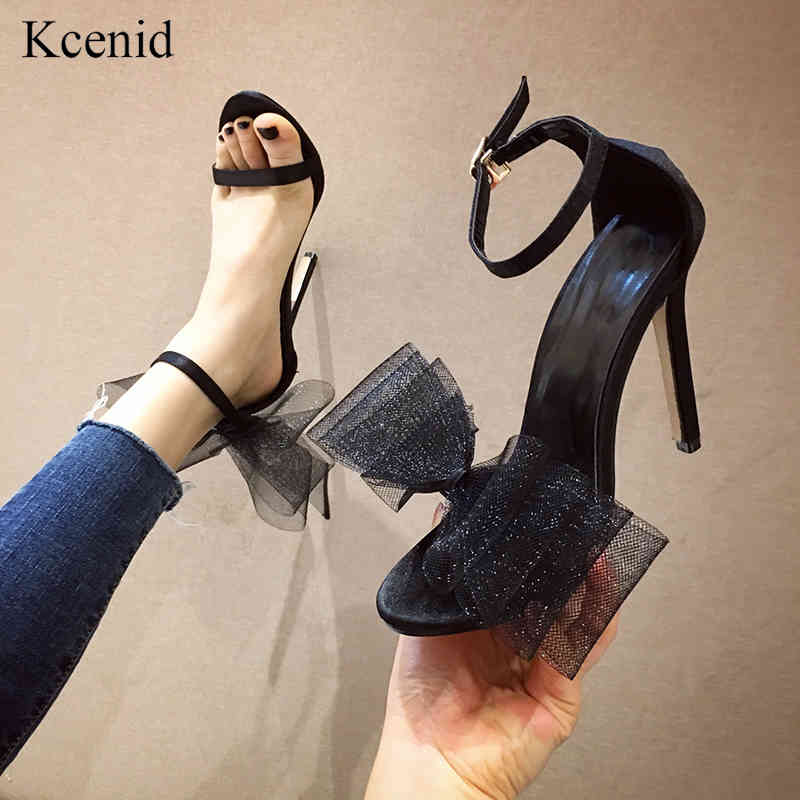 Pantoufles Noir Blanc Satin Chaussures Femme High Heel Sandales Sweet Brow Brow Brow Élégante Bracelet Partie de mariage Ouvrir Ekta