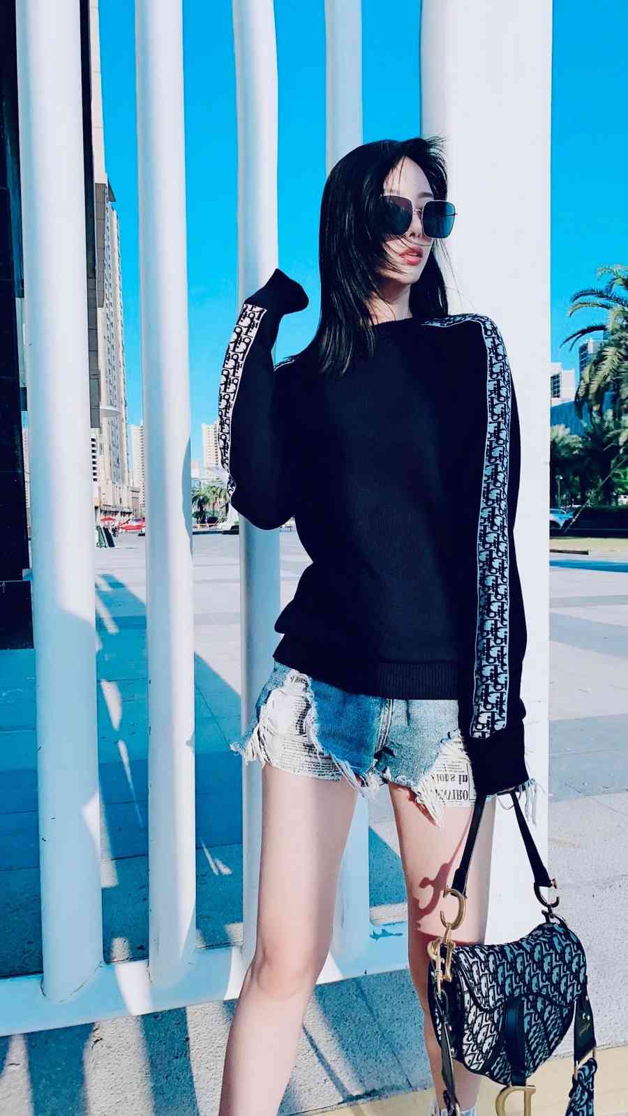 

Brand designer of men' autumn/winter luxury long-sleeved sweaters European American brand, Blue