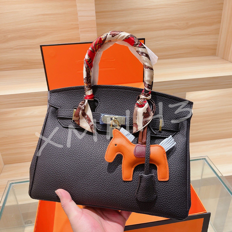 

Designer 2021 Handbag Fashion Lychee Pattern Leather Bag with Silk Scarf Handbags Large Capacity High Quality Tote and Cartoon Doll, This item is not for sale