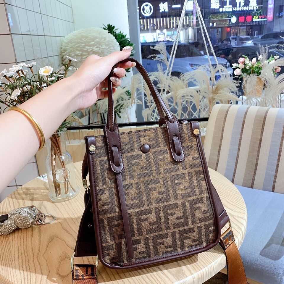 

Women Luxurys Designer Handbags and Spring Autumn 2021 New Portable Messenger Simple Large Capacity Linge College Wind Women's Bag CJSHQW