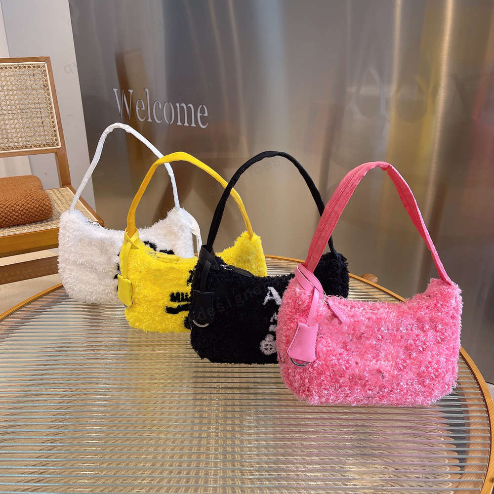 

Matching box designer women's autumn and winter fashionable western style plush hobo one-shoulder armpit bag size 20*5*13cm, For transportation