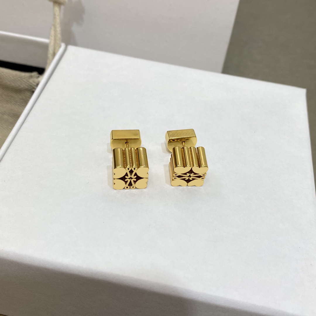 

classic design earrings gold ear studs alloy earrings for women hoop fashion stud wholesale woman, Golden;silver