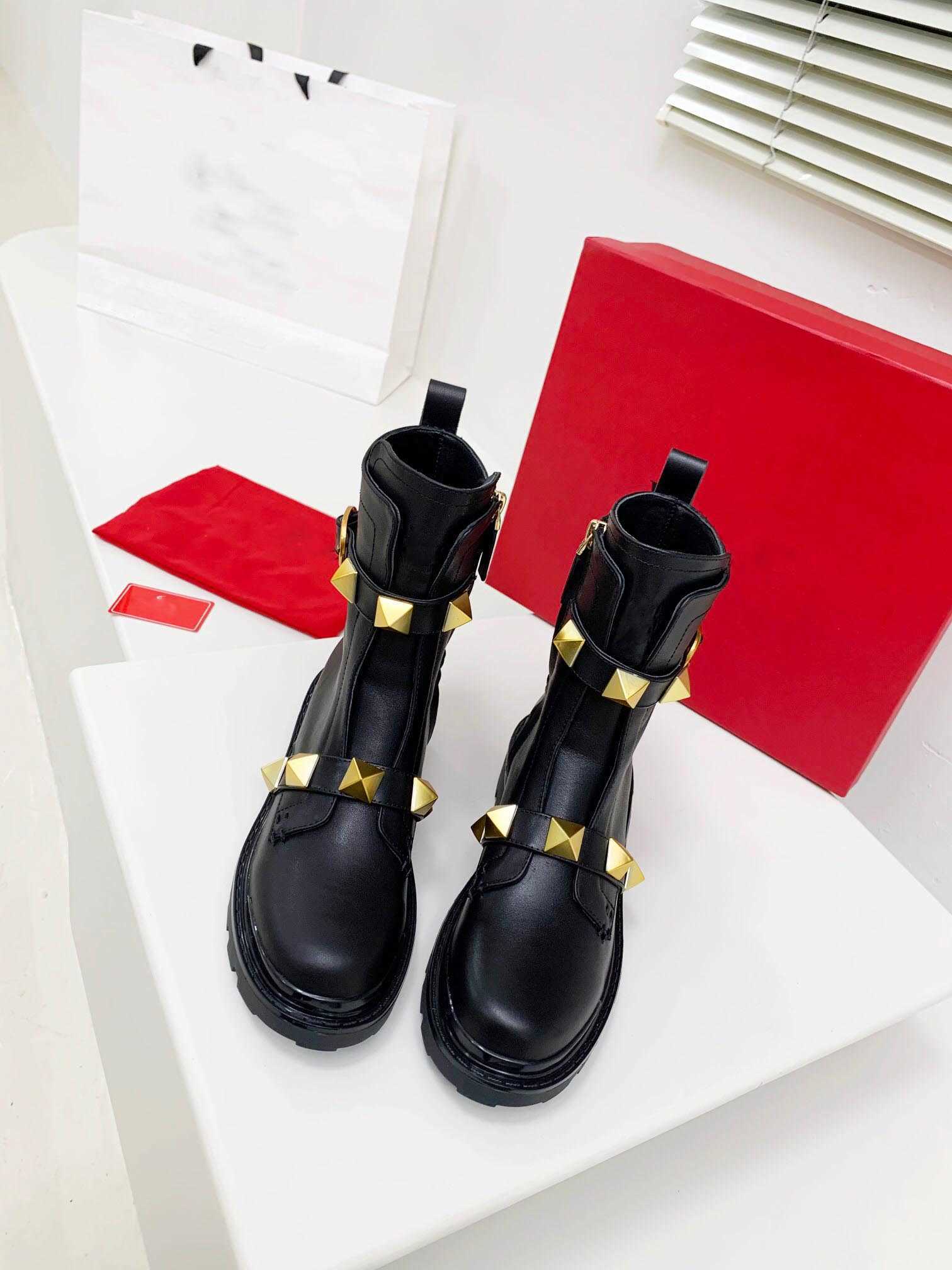 

2021 Designer Womens ROMAN STUD CALFSKIN COMBAT BOOTS Lady Ankle Boot Leather Granulated Rivet Winter Flat Shoes Sneakers, Don't buy it