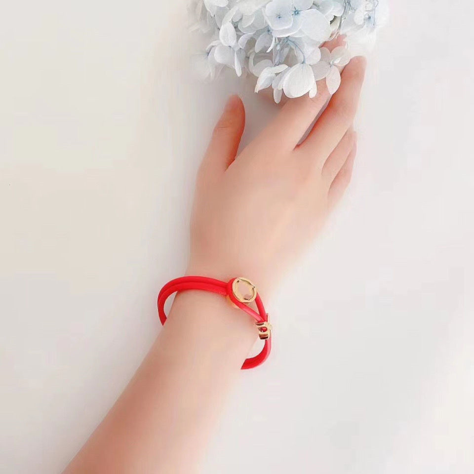 

2021 fashion accessories bracelet color metal leather rope L home red, black and pink three colors to send their friends noble temperament c, Silver