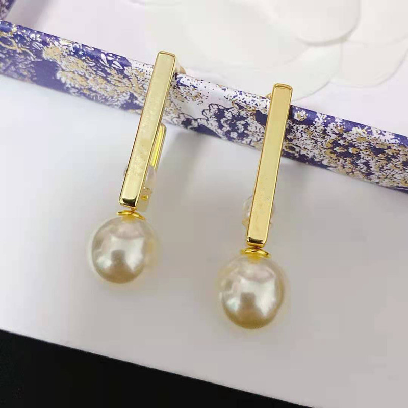 

Fashion white pearl d letter Earrings Jewelry suitable for women's wedding design Square Earrings