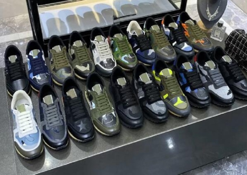 

2022 new Designer Sneakers Camouflage Rivet Casual Shoes Men Women Rockrunner Chaussures Studded Flats Shoe Mesh Camo Suede Leather Trainers 36-46, Look at the pictures