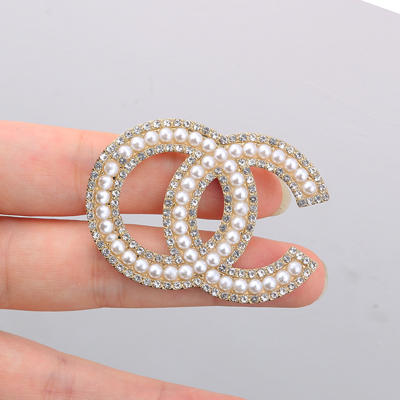 

Luxury Women Men Designer Brand Letter Brooches 18K Gold Plated Inlay Pearl Crystal Rhinestone Jewelry Brooch Pin Marry Christmas Party Loves Gift Accessorie