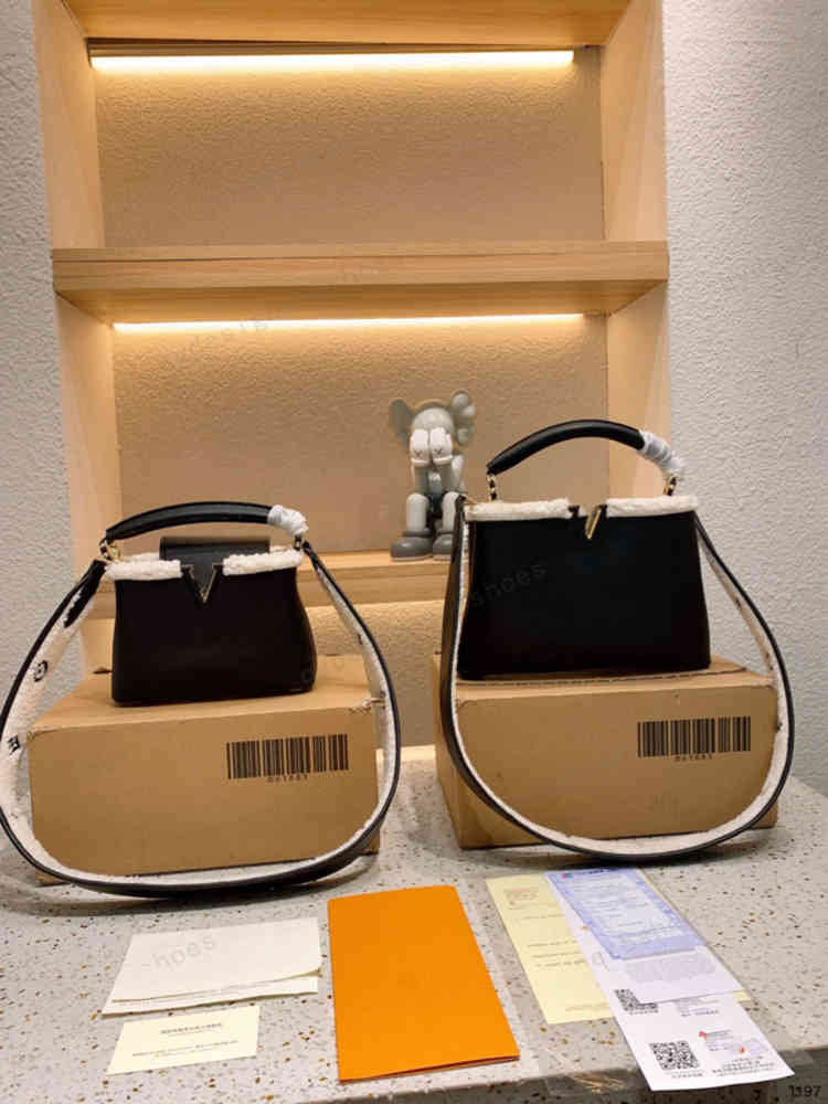 

Women's designer lamb hair black shoulder bag Capucines lychee pattern Taurillon series size 27*18cm, For transportation