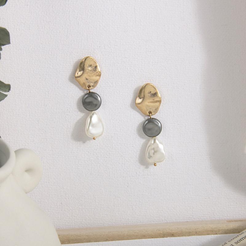 Stud Han Edition Retro Personality Baroque Pearl Earring Simple Geometrical Irregular Exaggerated Earrings-image-709960135