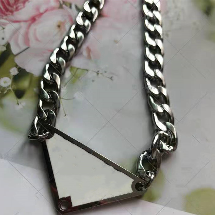 

Pendant Necklaces Luxury Design Pendant Necklaces Fashion for Man Woman Inverted Triangle Letter Designers Jewelry Trendy Personality Clavicle Chain T2302033