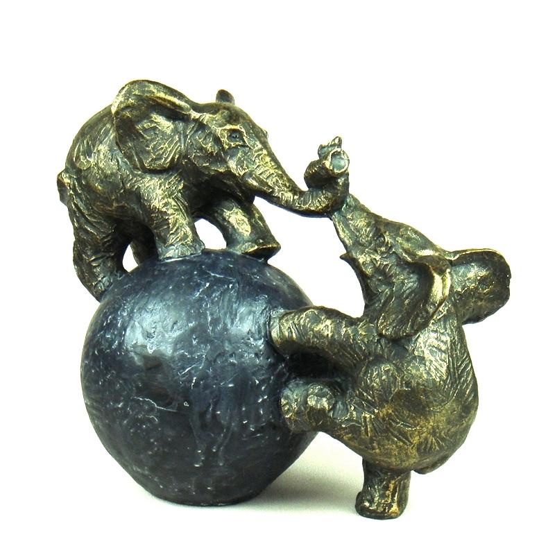 

Original Circus Elephant Figurine Handmade Resin Wild Animal Statue Creativity Ornament Room Decor Birthday Gift Craft Decorative Objects