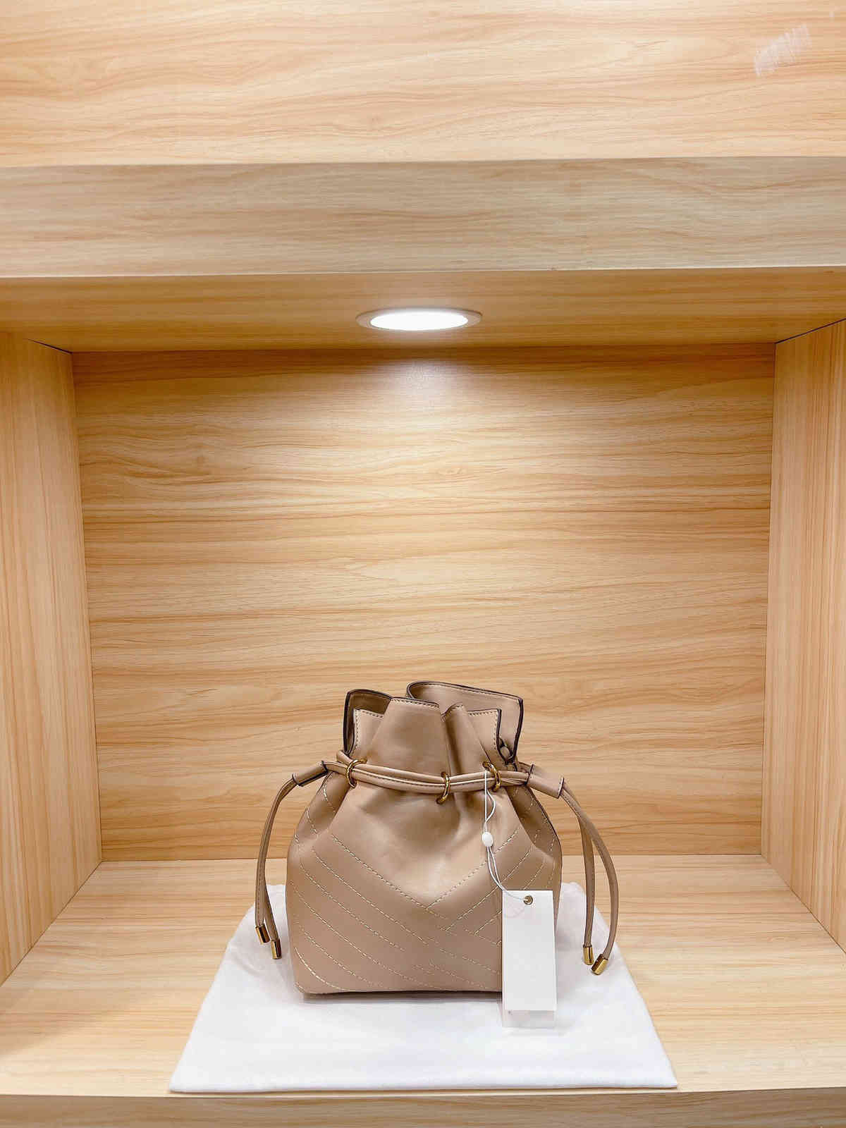 

Large-capacity Handbagstorchia 21 New Kira Bucket Bag with Built-in Compartment High Version Hardware Drawstring Pocket One Shoulder Messeng