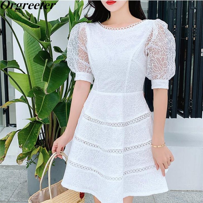

Fashion Design Sexy backless Holiday Bubble sleeve White Lace Dress Summer Retro Embroidery Sweet A-line 210525