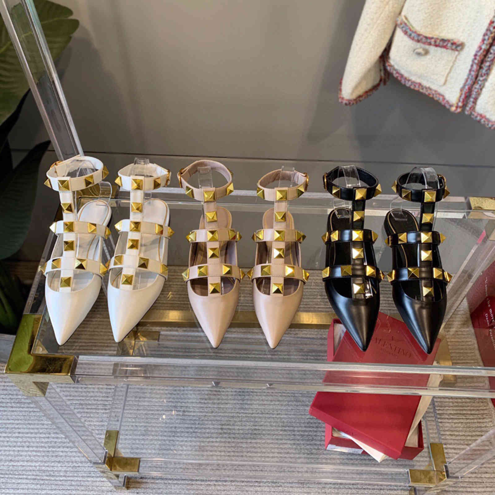 2021 Spring V Famille Baotou Sandales demi-remorques Half pour Femmes Portez du talon bas sur pied avec une boucle à une ligne creusée