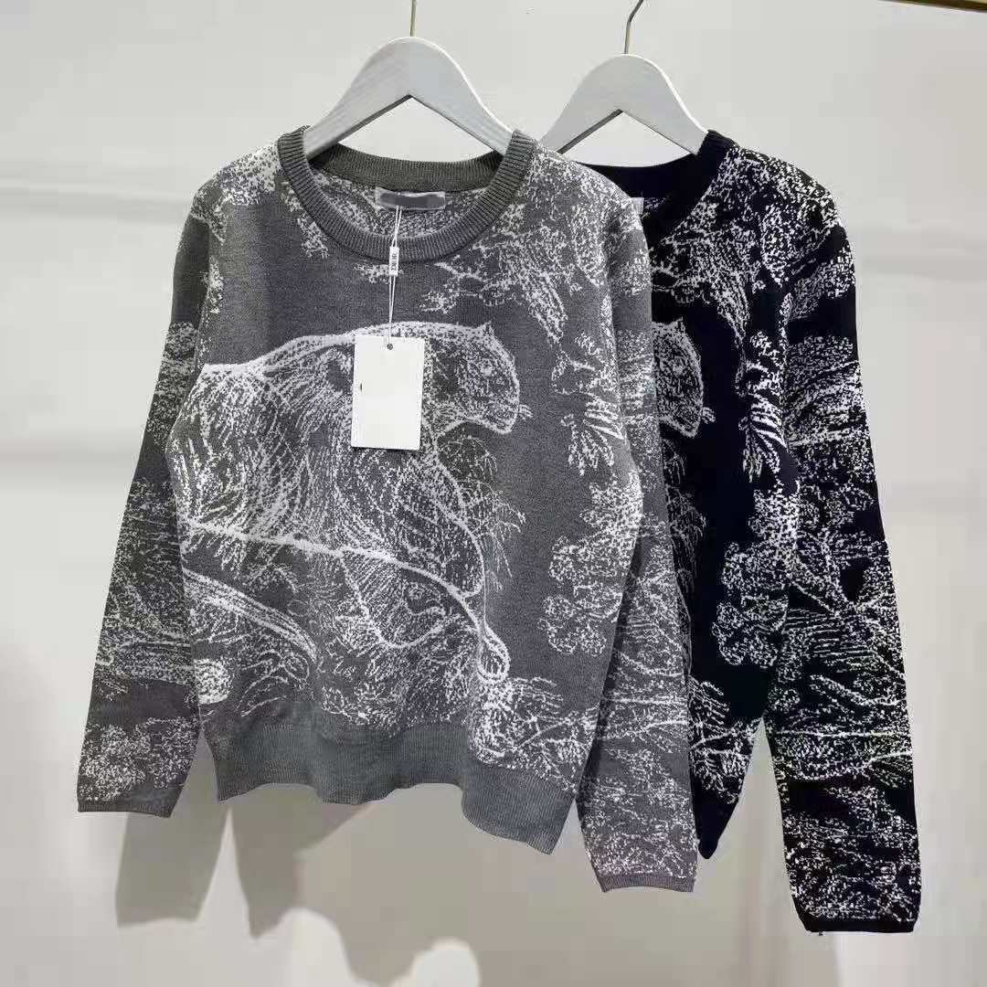 21 early autumn new fashion round neck straight tube Ruyi animal pattern jacquard knitted coat women