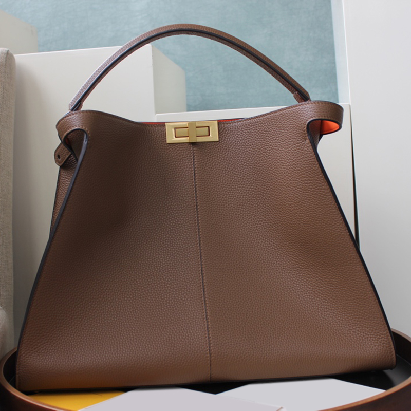 

2021 handbag Twist the locks on both sides inner lining is fitted with a zipper pocket Removable 304120 shoulder strap gracefulbag