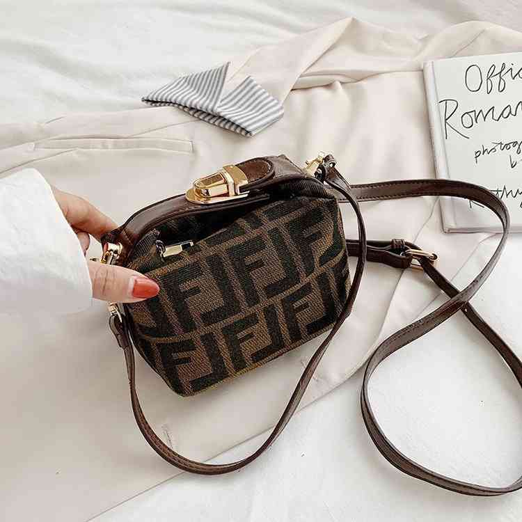 Sac à main net rouge ff panneau de lunch box sac moyen méthode méthode bâton vieille fleur sous l'épaule unique à l'épaule de mode polyvalente mu