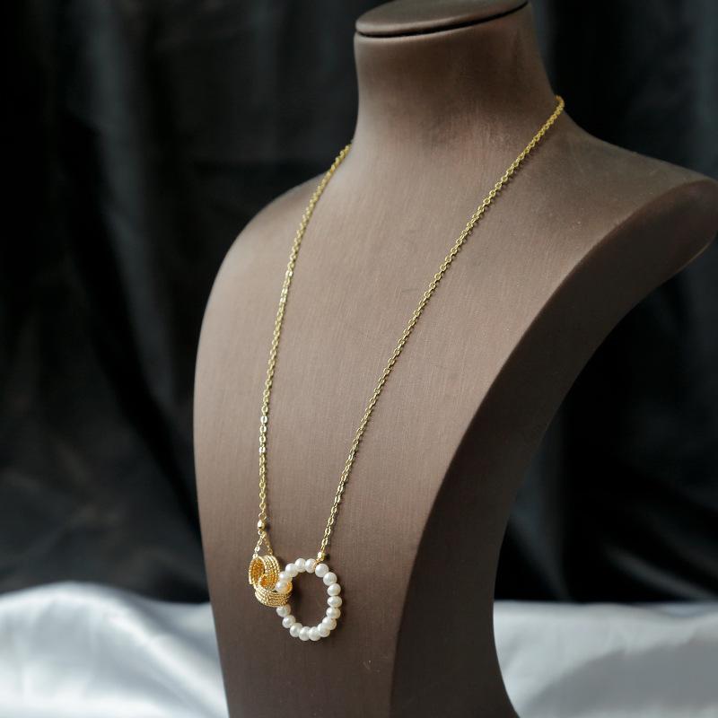 

Pendant Necklaces Round Natural Pearl Necklace For Women Gold-plated Metal Ring Aesthetic Banquet Gift Fashion Neck Chains Jewelry