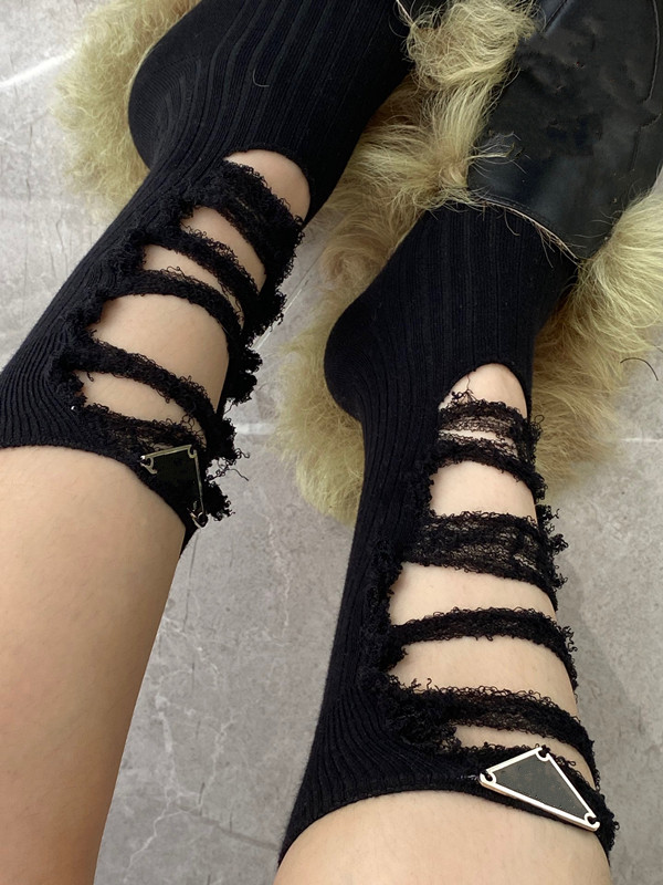 

Designer Triangle Metal Cotton Short Socks For Women New arrival Fashion Autumn Winter Ladies Girls Hole Hosiery streetwear Sports Knee Sock Stocking Dropship, Black
