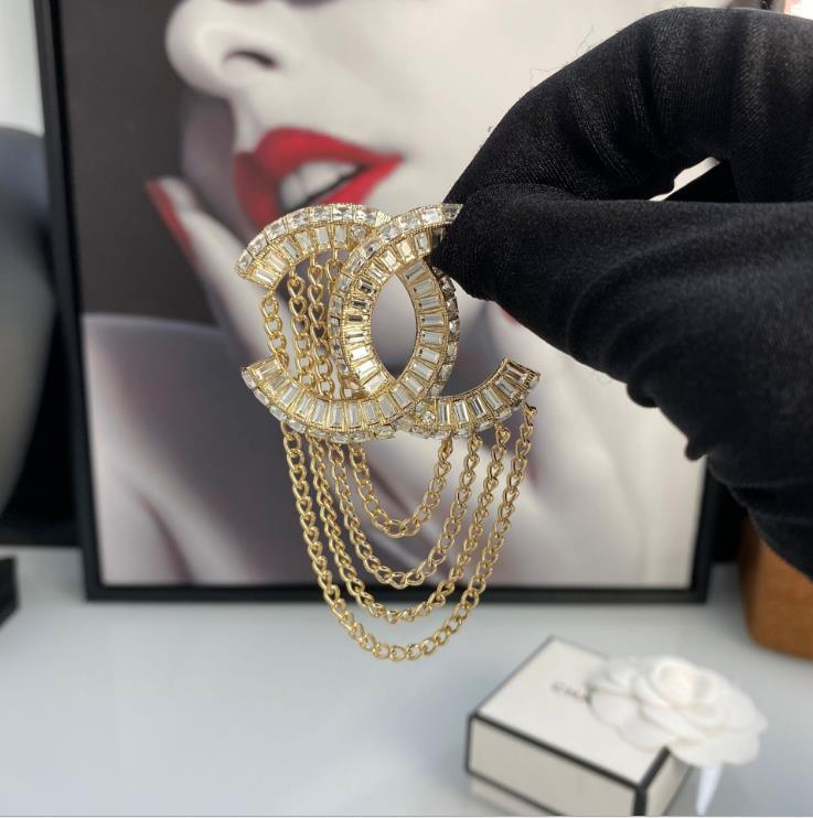 

The new Rhinestone inlaid tassel chain brooch in early autumn is fashionable and atmospheric