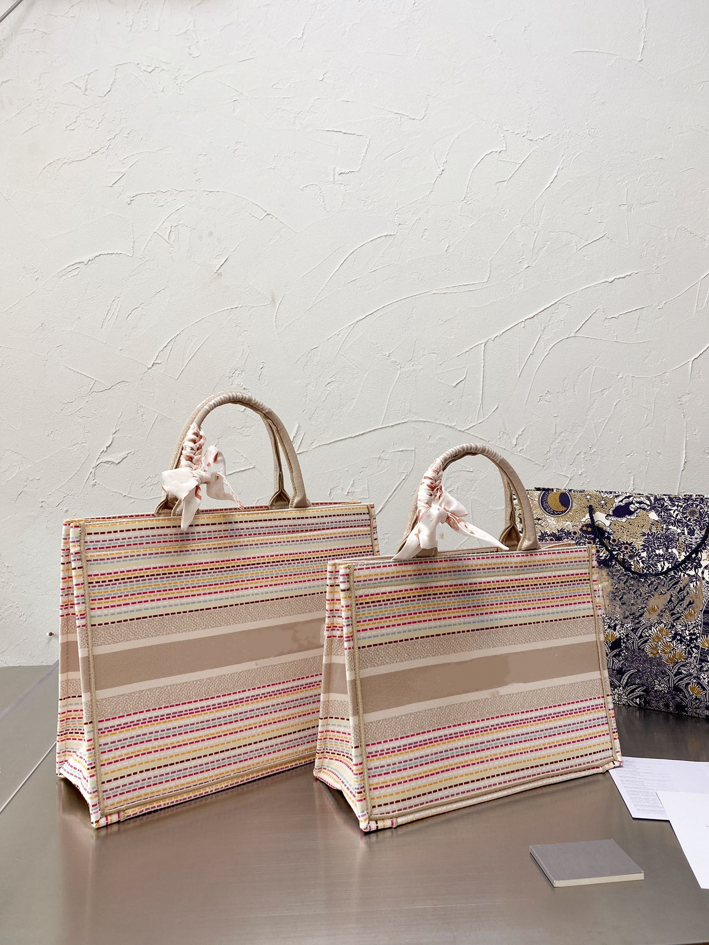 

design handsome Shopping Bags ands elegant style two different collision together+ combines generation of women fashion and personality,