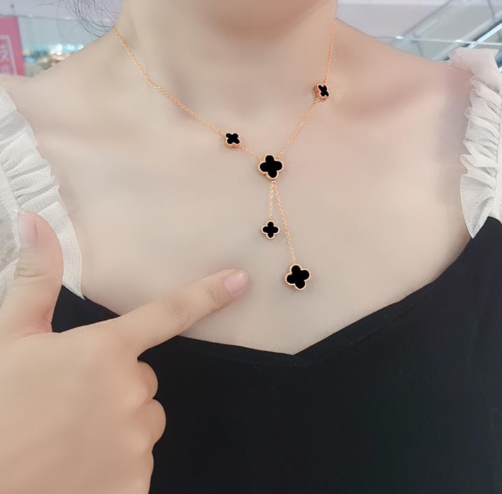 

Titanium Steel Pendant Necklace Double-sided Clover Clavicle Chain Choker
