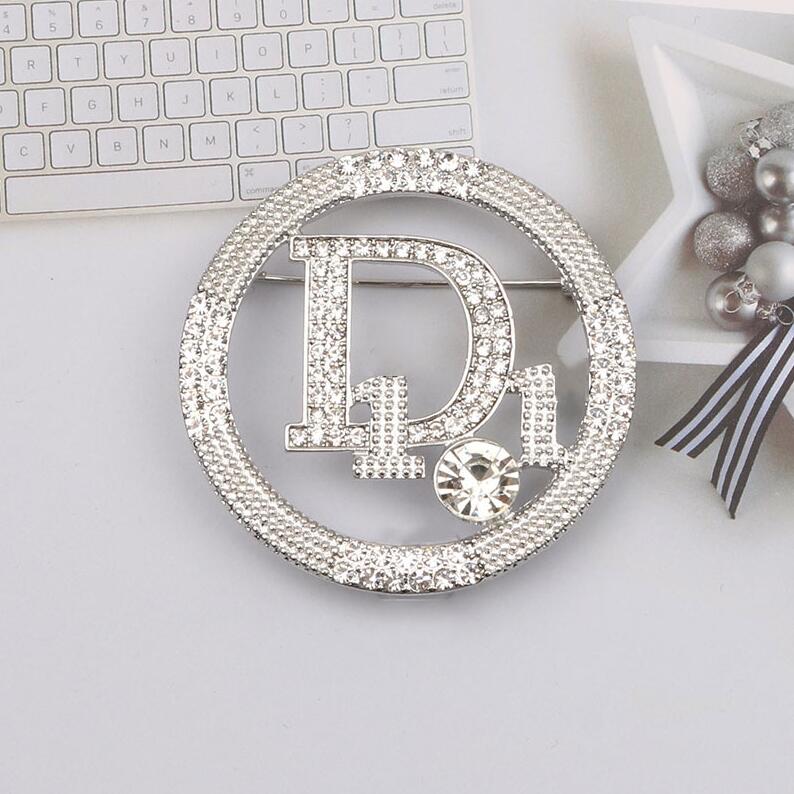 

Korean Fashion Vintage Crystal Rhinestone D Letters Brooch Creativity Charm Women Girl High Quality Diamond Brooches Suit Lapel Pin Fashion Jewelry Accessories