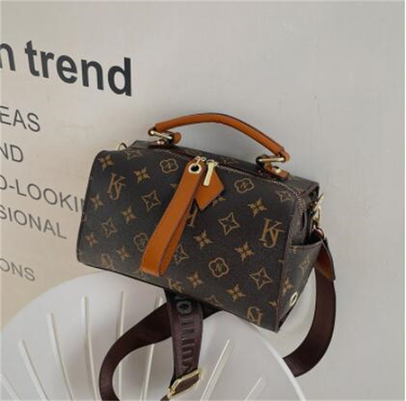 

High Quality Handbags luxurys designers bags Fashion womens CrossBody Clutch Shoulder Bag Letter Handbag ladies purse 2022 pocket Messenger Shoulder Bag, 01
