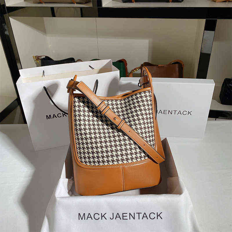 

Outlets large capacity lattice women's bag 2021 fashion buet bag, small and versatile One Shoulder Msenger Bag