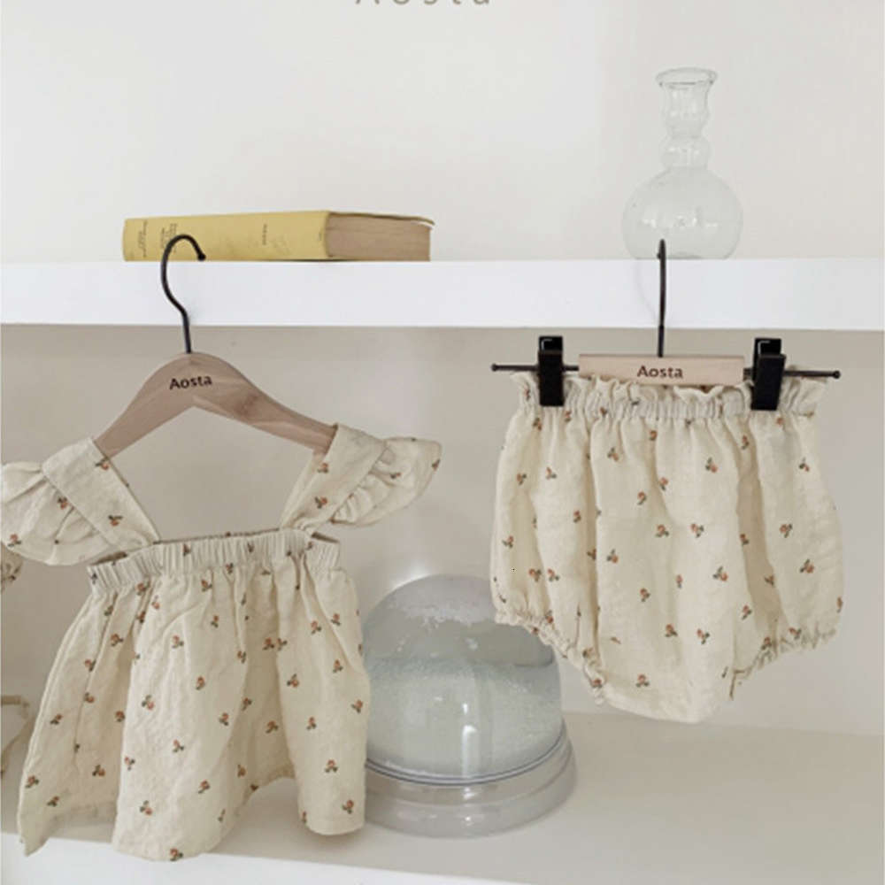 

Chaoshang Korean version of broken flower baby girls' dress suit, flying sleeve suspender Top + triangle bag fart pants, White