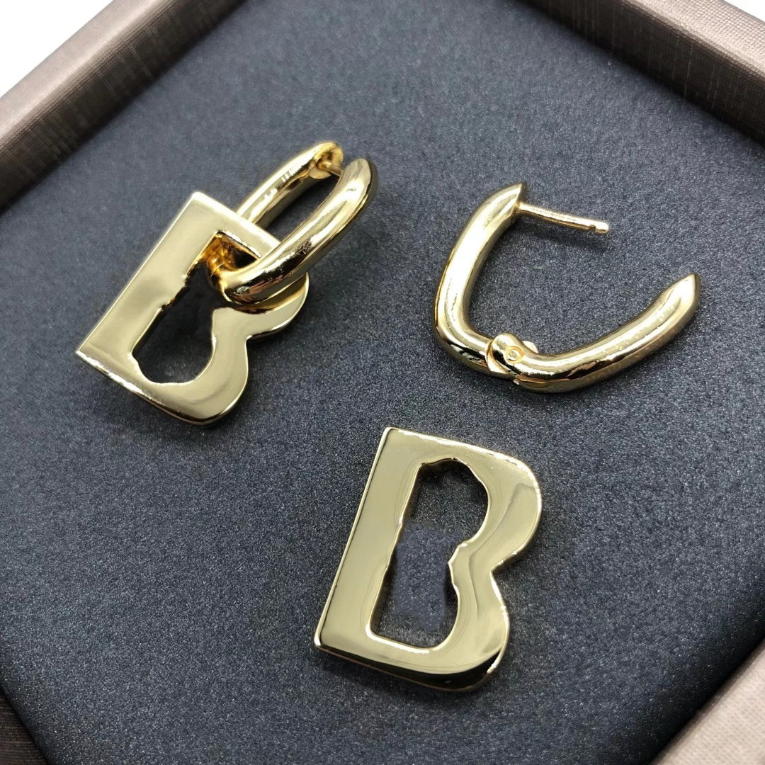 

Fishion Designer jewelry 2021 women charm Pearl Diamond Crystal Gold Plated earring Simple letter decorative earrings, Golden