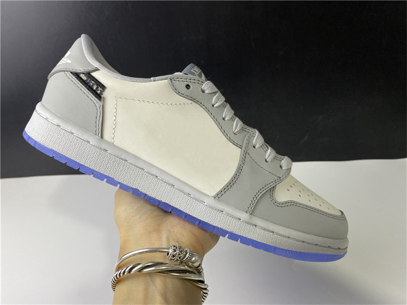 

J1 Low OG Basketball Shoes Mens Jumpman 1 Grey Black Sail Designer Sports Sneakers Top Quality Size EU36-46, Clear