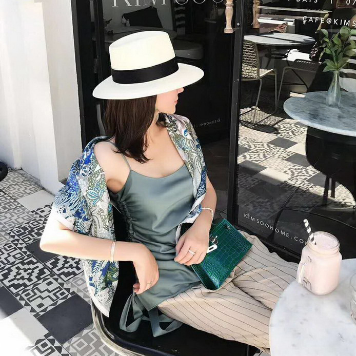 

Hand Rolled Edges Women 100% Natural Silk Twill Scarf 90*90cm Designer Scarves