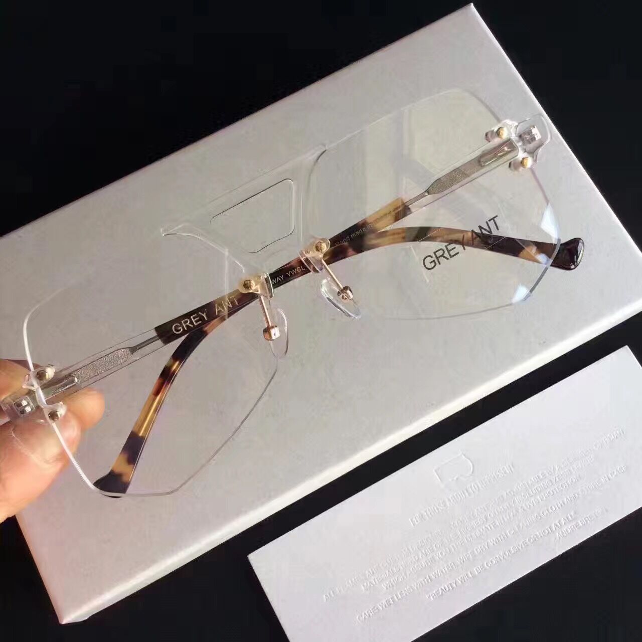 

New sunglasses grey black ant glasses transparent frameless star same fashion