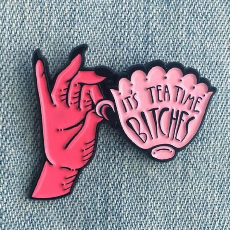

Cartoon Rose Red Hand Shell Brooches Paint Funny Enamel Lapel Pins Alloy Brooch for Women European Fashion Denim Jacket Shirt Badge Jewelry Gift Bag Accessories