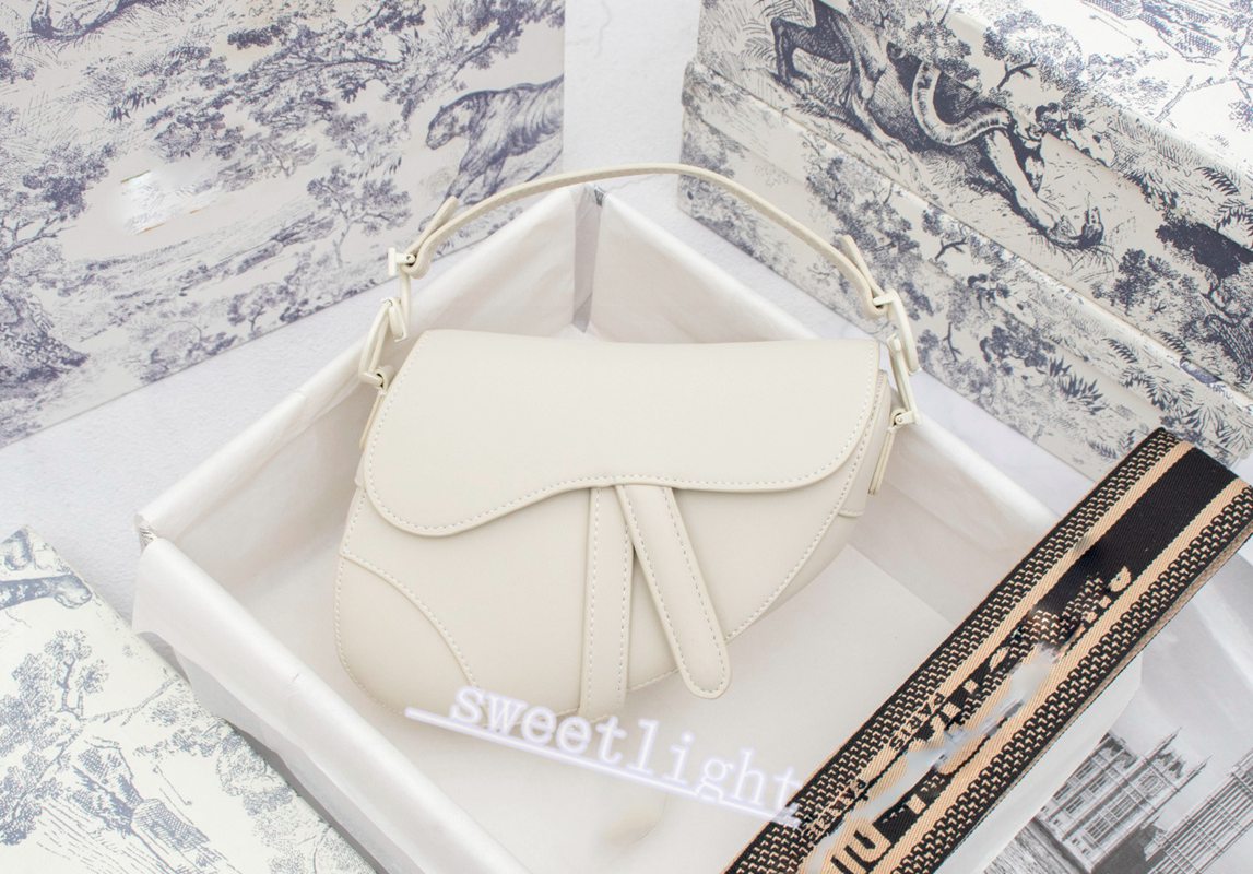 

2021 classic designer 19 cm ladies handbag high quality messenger design one-shoulder saddle bag with box, Black