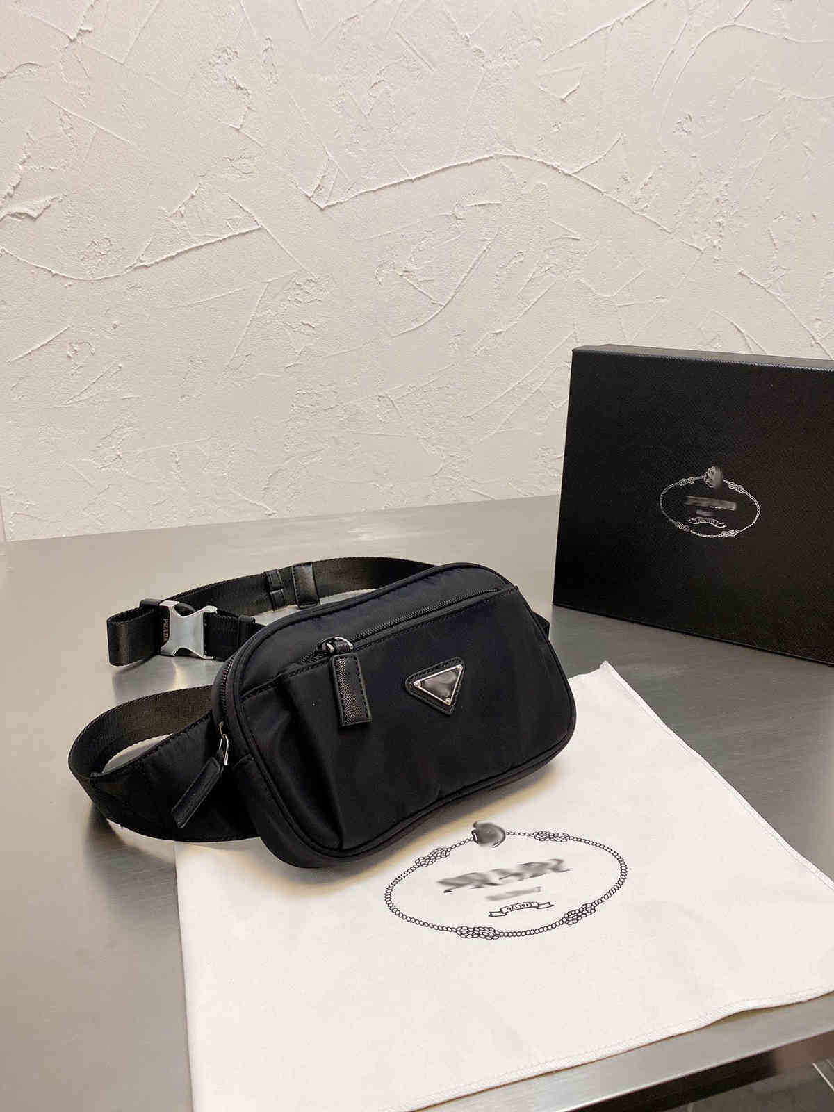 

2021 new brand fashion trend men's and women's chest bag / waist bag