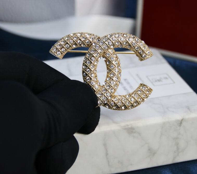 

New dress brooch high-end boutique brass diamond letter suit