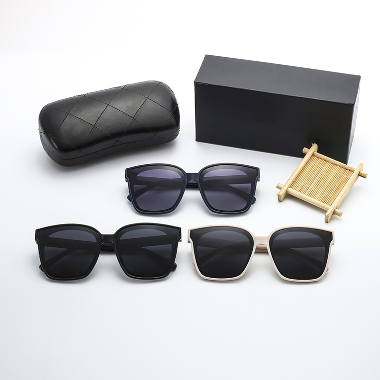

In 2021, the best-selling brand design Sunglasses retro pilot box. UV400 couples. High quality. Pursuit of excellence, White;black