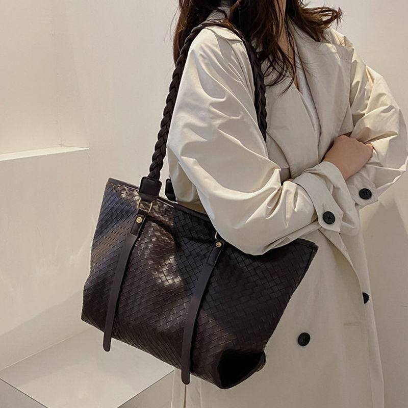 

Evening Bags Vintage Large Capacity Black White Brown Woven Tote Bag With Zipper For Women Leather Shoulder Office Handbags 2022 Trend