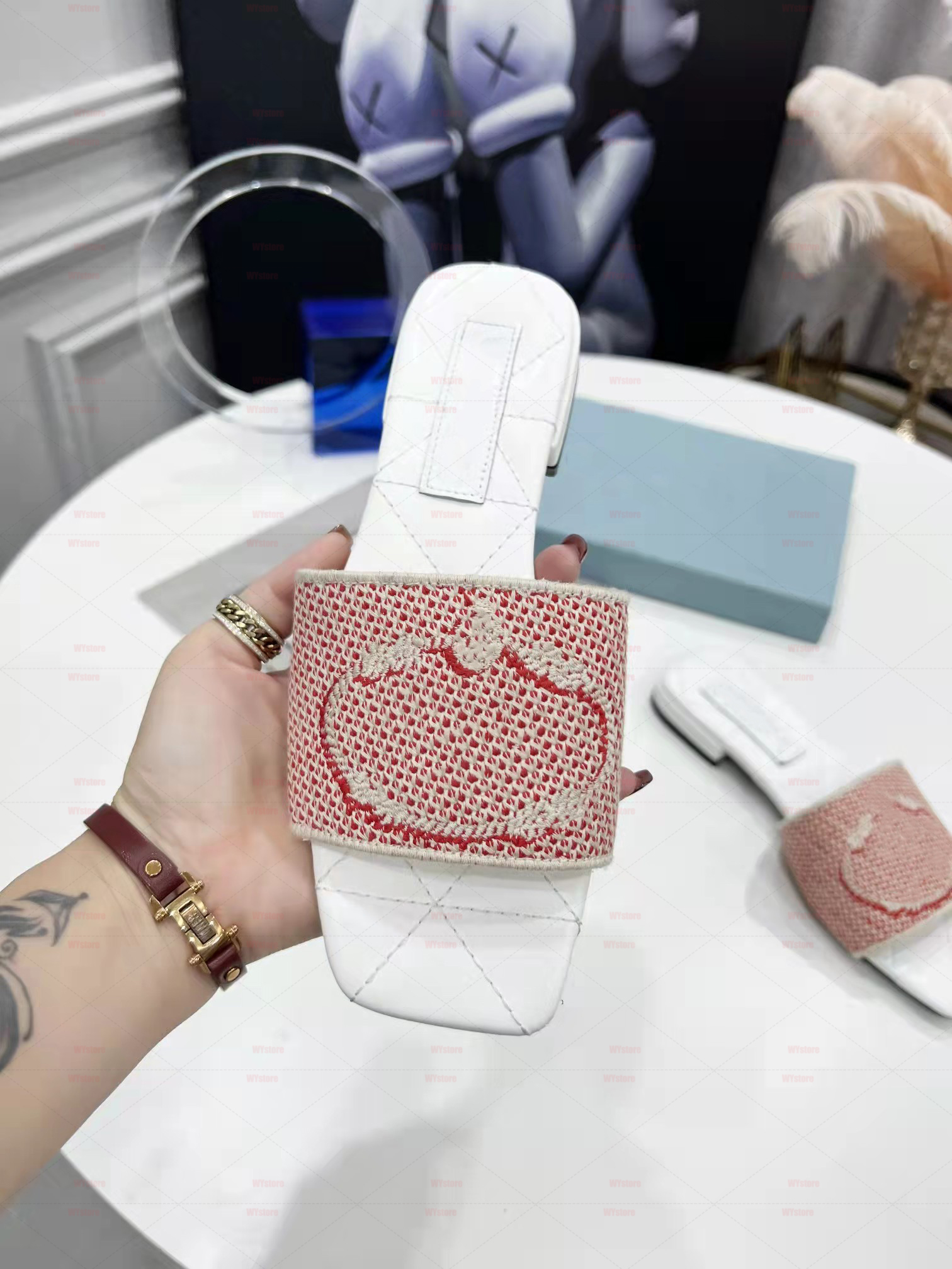 

2022 Spring/summer fly knit weaving slippers Fashionable high-end women's slippers Size35-42, Red